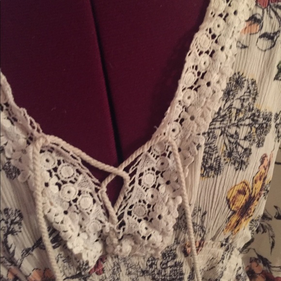 Beautiful floral top with open sleeves size large - Picture 4 of 6